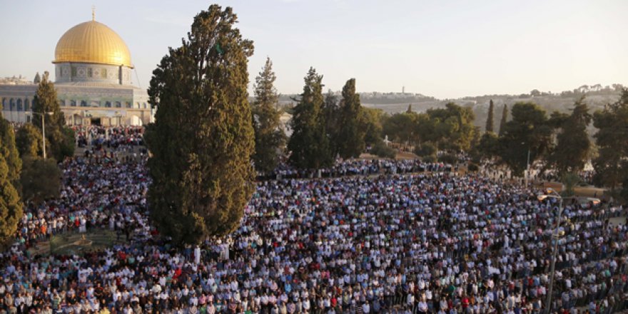 İşgalci engelleyemedi, binlerce kişi namaza durdu