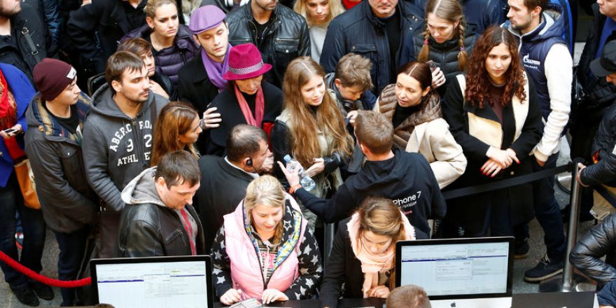 Moskova’da iPhone 7 kuyruğu
