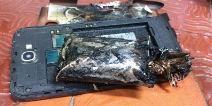 Telefon uçakta alev aldı