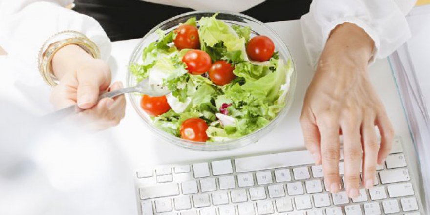 Masa başı çalışanları ne yemelidir?