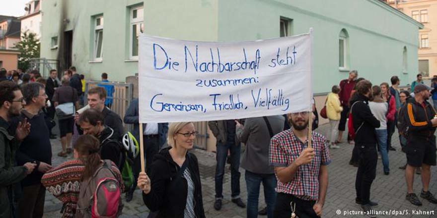 Almanlar Müslümanlarla cami önünde nöbet tuttu