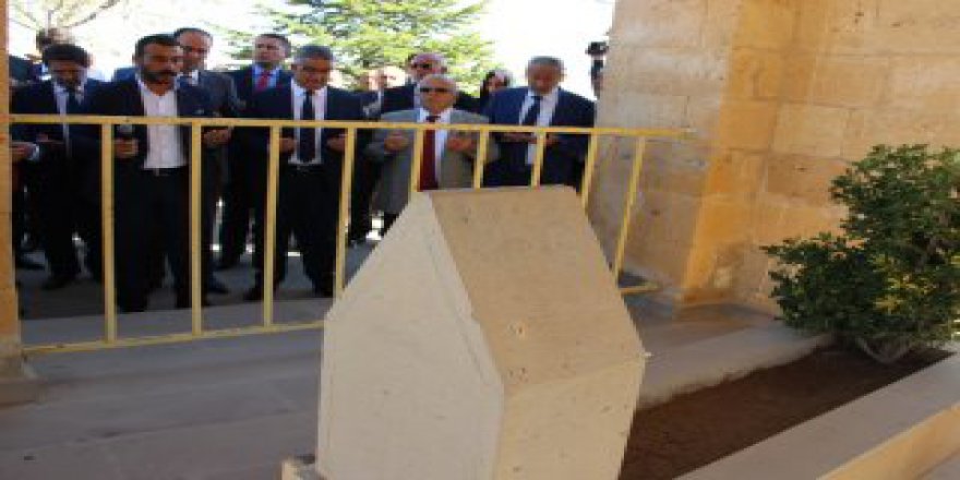 Yunus Emre mezarı başında alındı