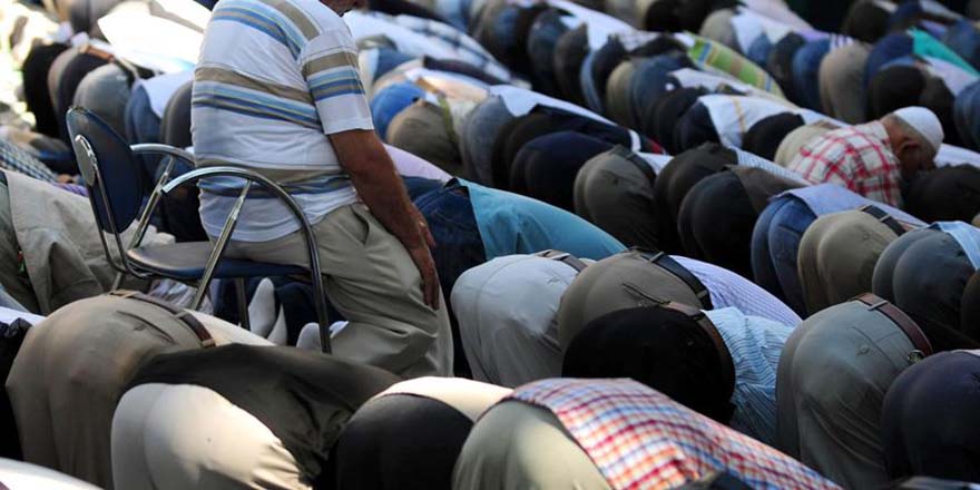 Diyanet'ten 'Namaz, ne zaman tabure ya da sandalyede kılınır?' açıklaması