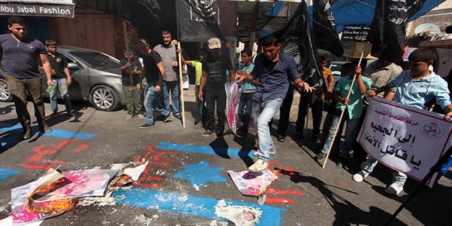 Filistinli gençler Peres'in fotoğrafını yaktı