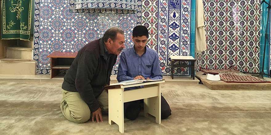 17 yaşındaki Suriyeli hafız cami cemaatine Kur'an öğretiyor