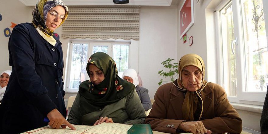 Halk yakılan Kur'an kursuna sahip çıktı