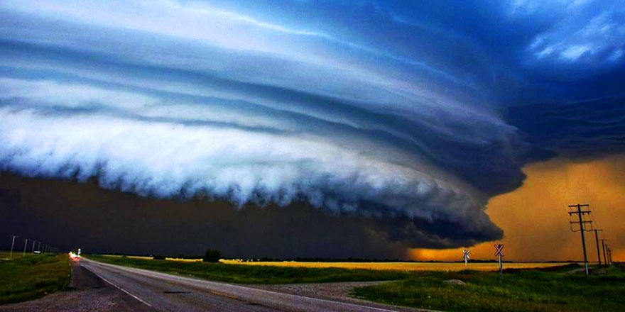 Kasırga, saatte 220 kilometre hızla ilerliyor