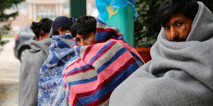 Sığınmacılar Macaristan'a yürüyor