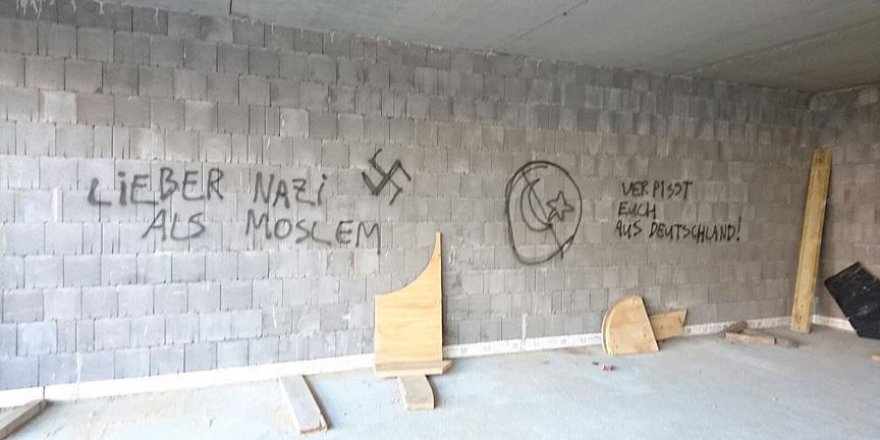 Almanya'da cami inşaatına saldırdılar