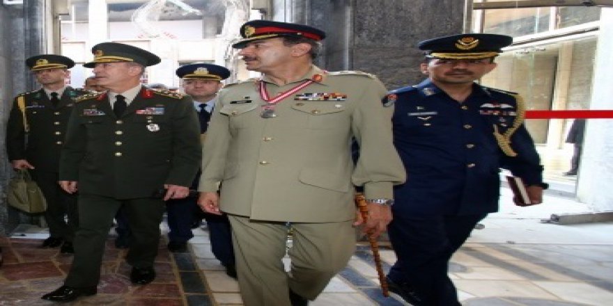 Hulusi Akar, mevkidaşı ile Meclis'te