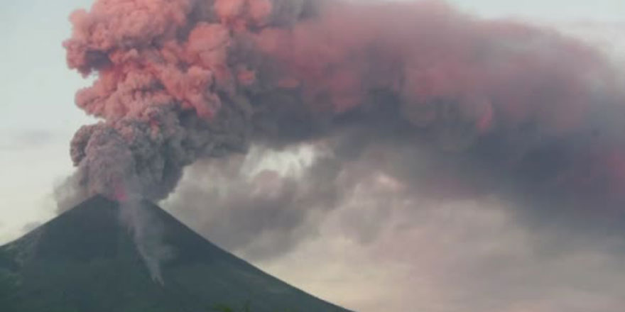 Subhanallah: Japonya'da yanardağ 11 bin metre yukarı püskürdü