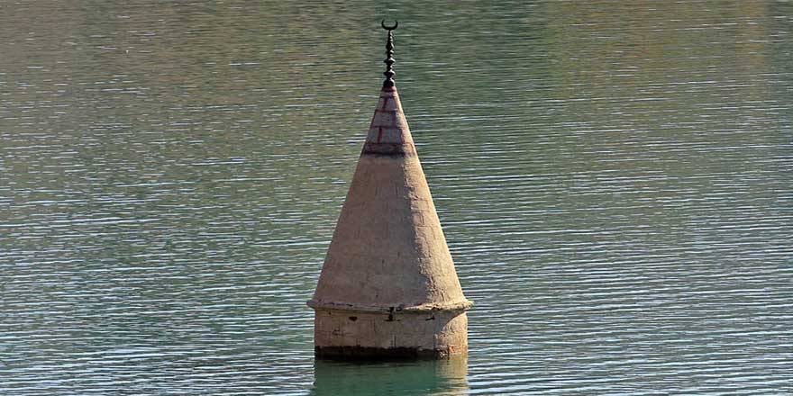 Sular çekildi minare ortaya çıktı