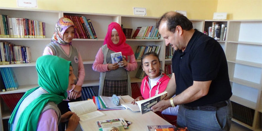 Emekli oldu, 13 okula 50 bin eserli kütüphane kurdu