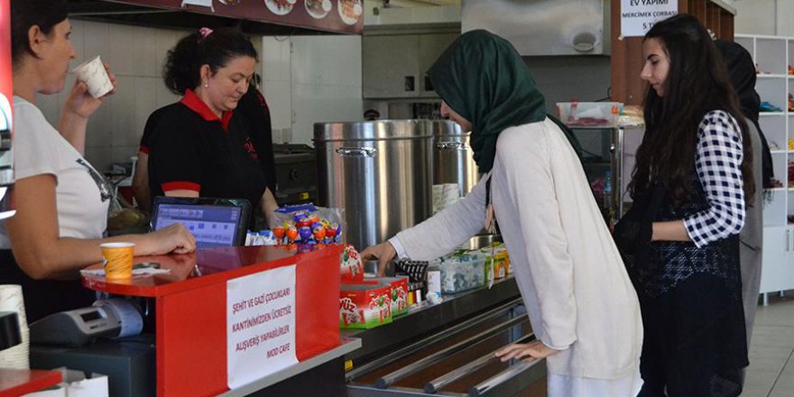 Üniversite kantininde 'Askıda çay-tost' uygulaması