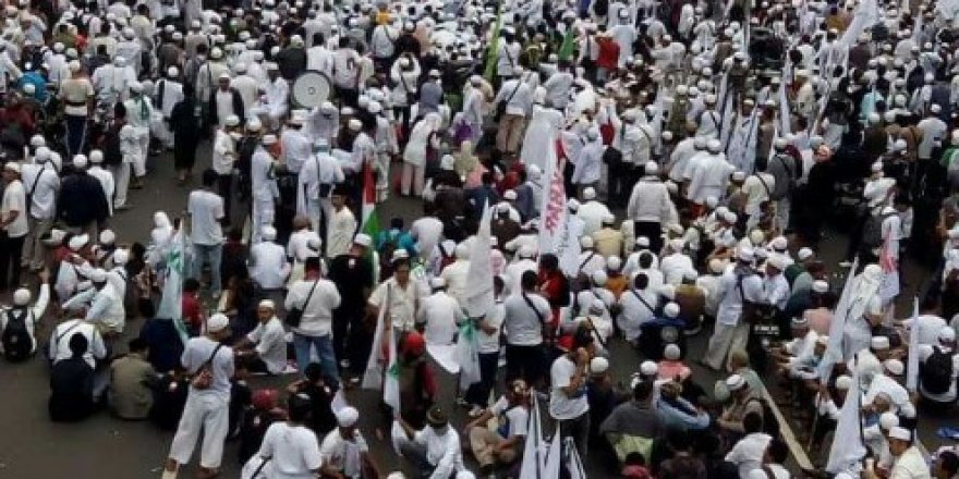 Kur'an'la dalga geçen valiye karşı sokağa döküldüler