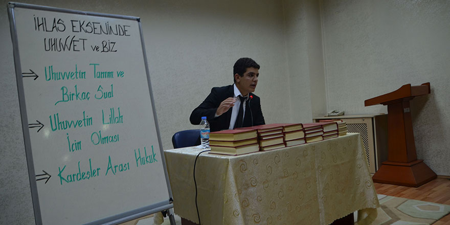 Üniversiteli gençler 'İhlas Ekseninde Uhuvvet' seminerinde buluştu