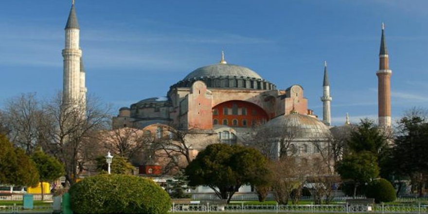 Ayasofya'nın 4 minaresinden 5 vakit ezan sesi yükseliyor