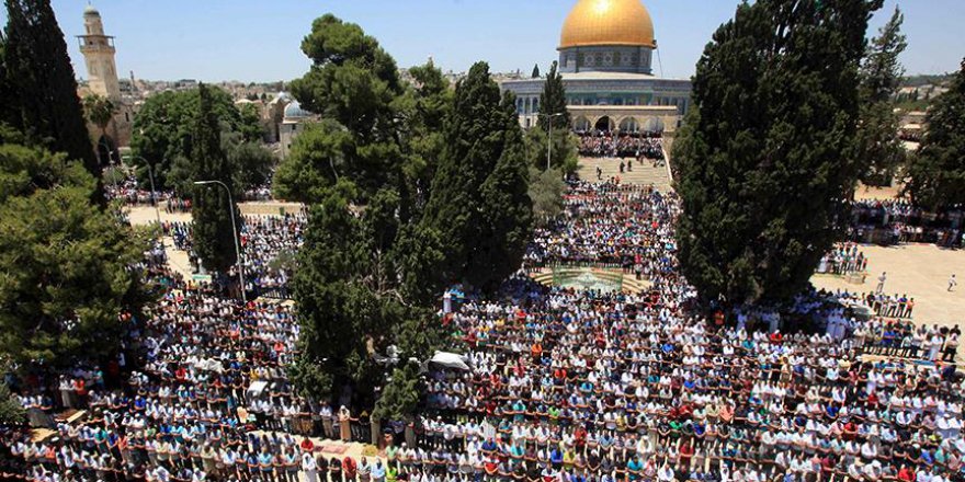Binlerce kişi Mescid-i Aksa'da cuma namazı kıldı