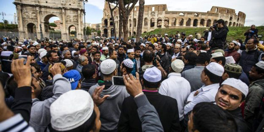 Romalı Müslümanların tarihi mekandaki protesto namazı
