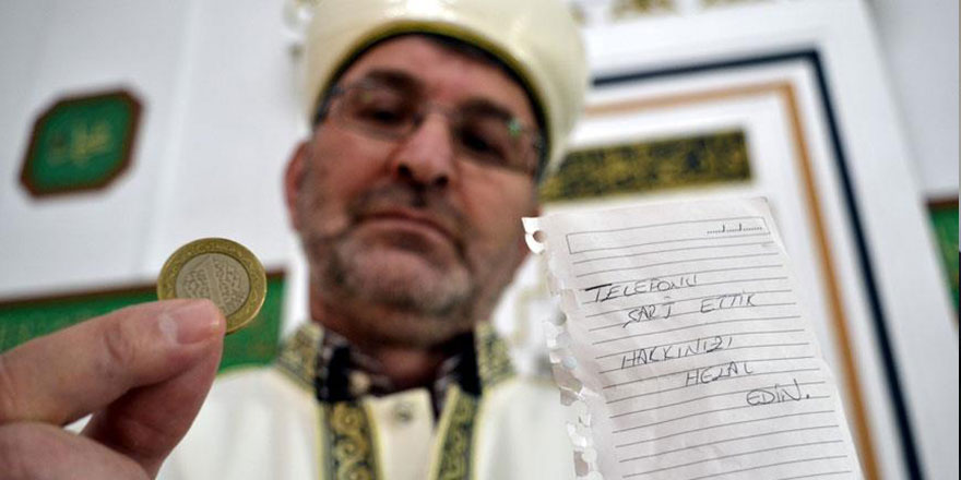 Camide telefonunu şarj eden vatandaştan duygulandıran davranış