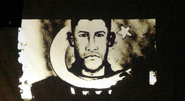 Şehit Ömer Halisdemir’i kuma çizdiler