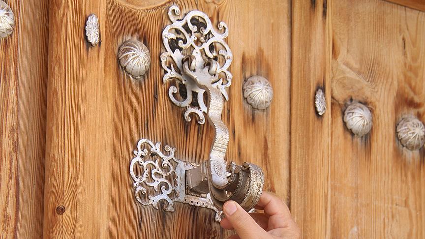 Kapı tokmağı tok ise erkek, tiz ise kadın