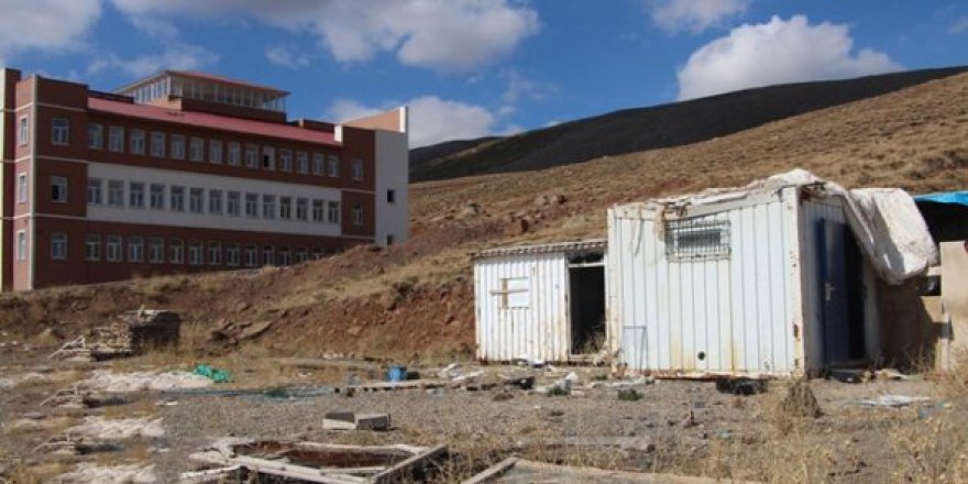 Okulun yanındaki uyuşturucu yuvasına velilerden tepki!