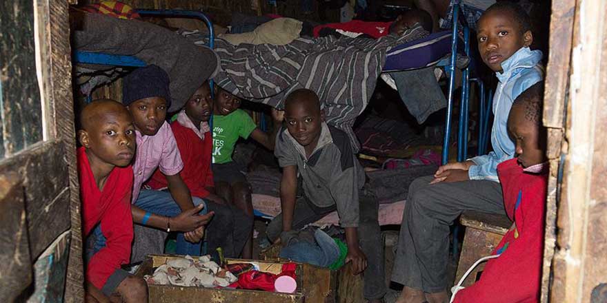 Kenya'da 600 kimsesiz çocuk iki katlı yetimhanede kalıyor