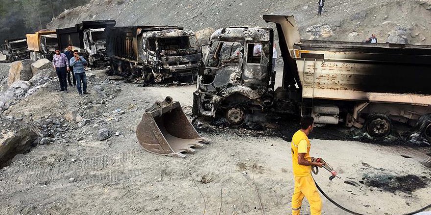 PKK'lı teröristler iş makinesi ve araç yaktı