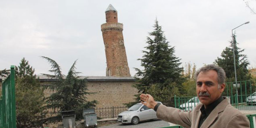 Dünyanın en eğri minaresi