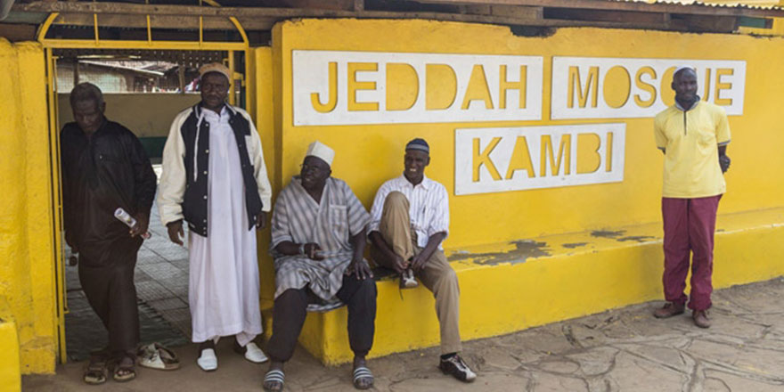 Müslümanlar kiliseleri, Hristiyanlar camileri sarı renge boyadı