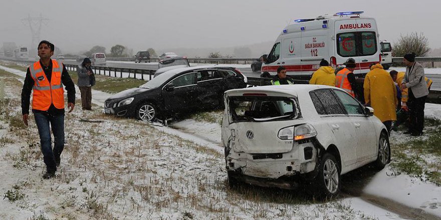 Bolu'da kar yağışı kazalara neden oldu