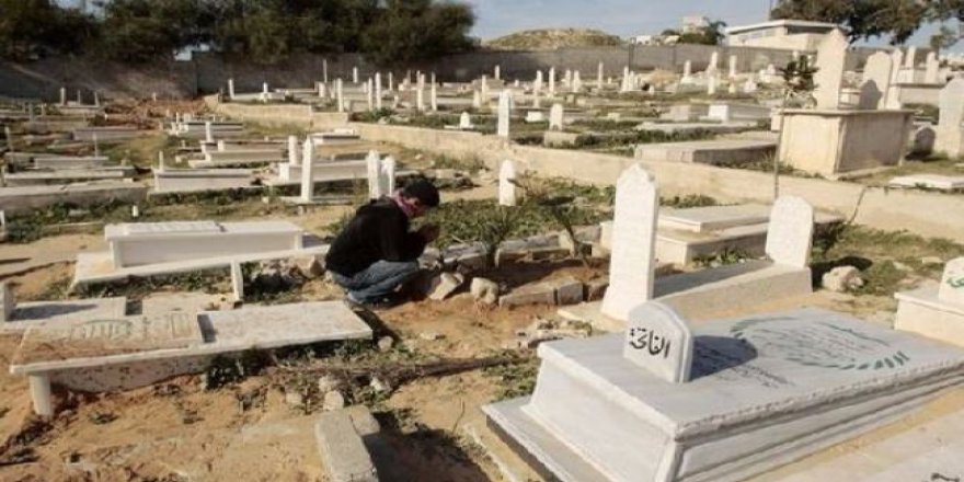 İsrail, Müslüman mezarlarını yıktı geçti!