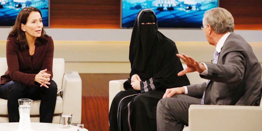 Almanya canlı yayındaki çarşafı tartışıyor