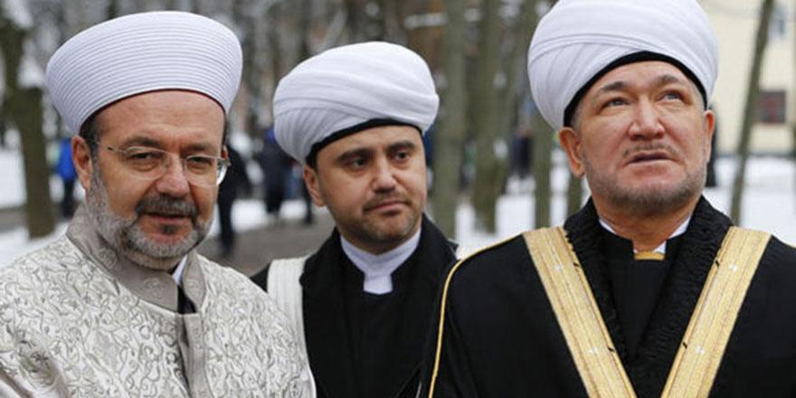 Görmez: Belaruslu hoca namazdan sonra yakama yapıştı