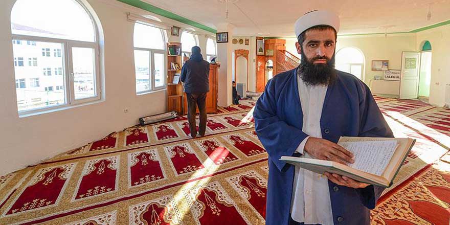 Evini satarak yaptırdığı caminin imamı oldu