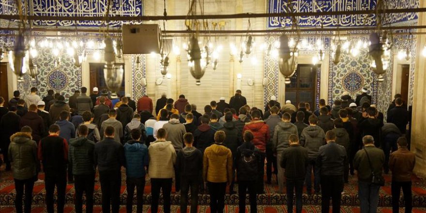 Türkiye'nin 81 ilindeki gençler sabah namazında buluştu