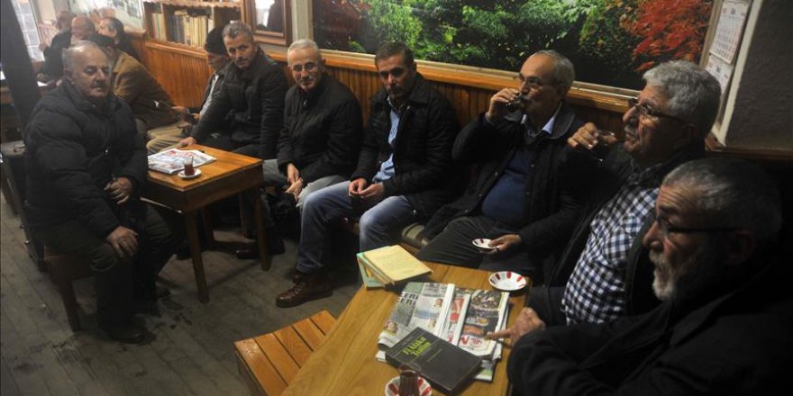 Bu çay ocağında çayın yanına kitap veriliyor