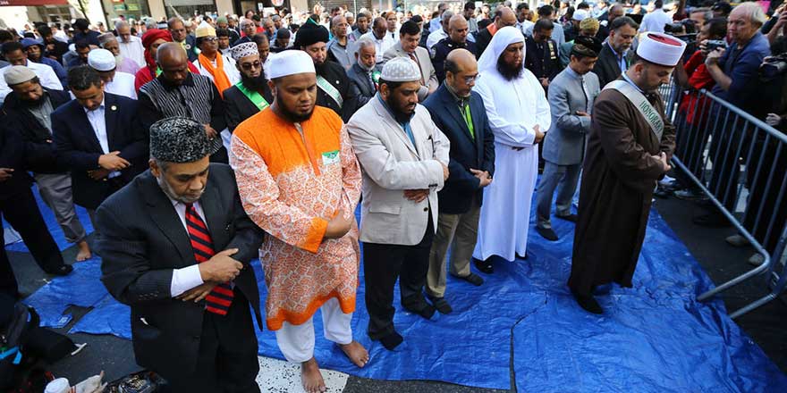 Namaz kılanın önünden geçmenin hükmü nedir?