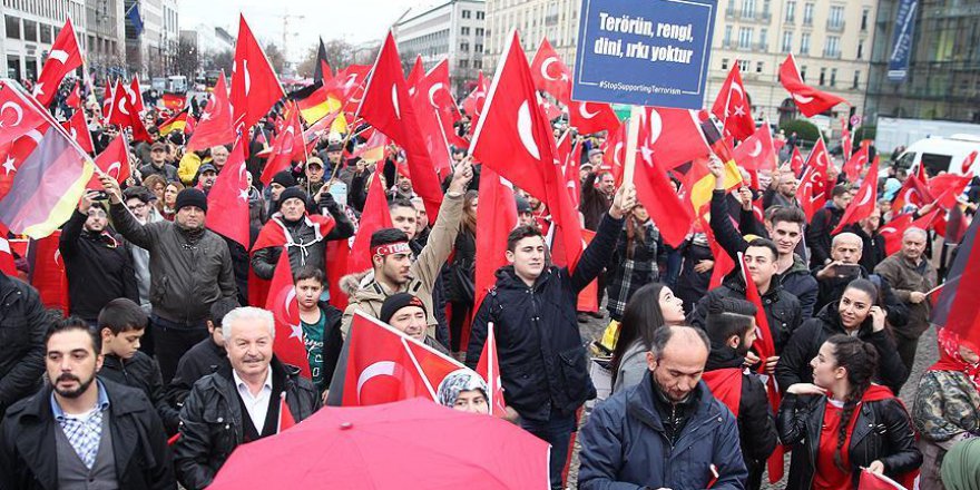Berlin'de 'Teröre Lanet Demokrasiye Davet' gösterisi