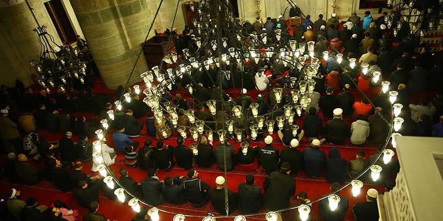 Sabah namazında şehitler ve Halep için dua ettiler