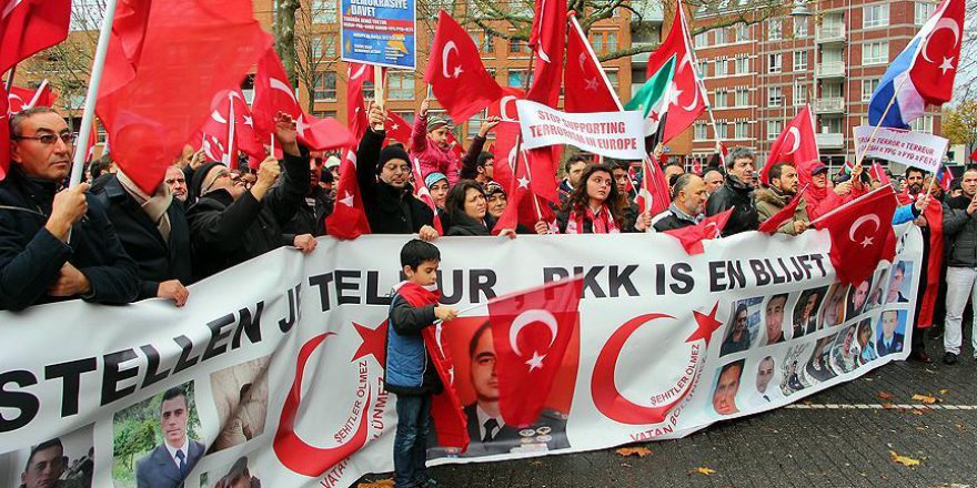 Hollanda'da 'Teröre Lanet Demokrasiye Davet' gösterisi