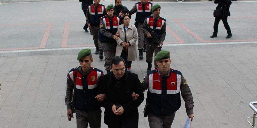 FETÖ üyesi akademisyen çift sınırı geçemeden yakalandı