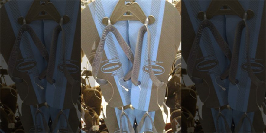 Sosyal medyayı ikiye böldü: Bu terlik ne renk?