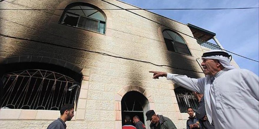 Yahudi yerleşimciler Filistinli aileye ait bir evi yaktı