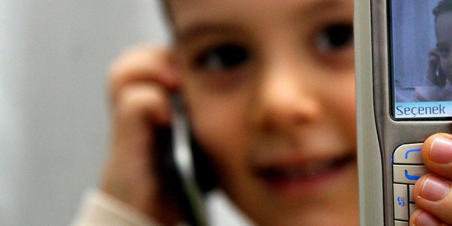 Küçük yaştaki çocuklar için 'cep telefonu' uyarısı
