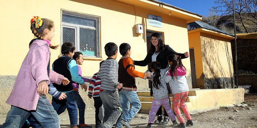 Öğrencileri için su taşıyor, soba yakıyor