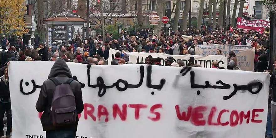 Paris'te 'sığınmacılar hoş geldiniz' gösterisi
