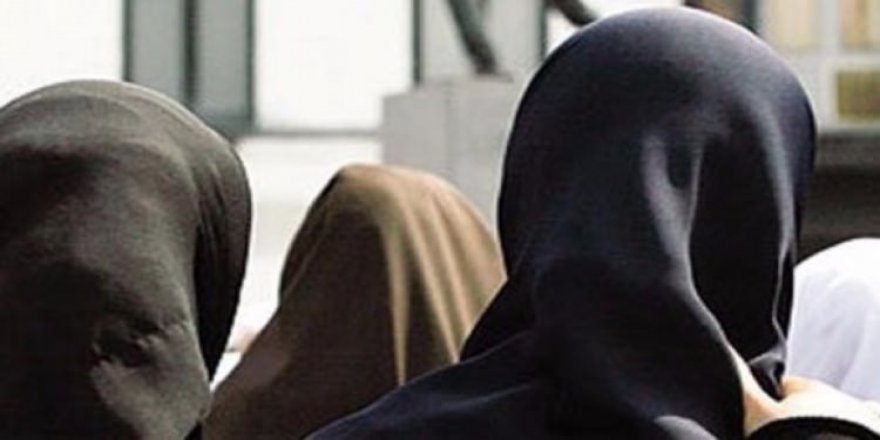 Başörtülü yolcu tramvaydan indirildi