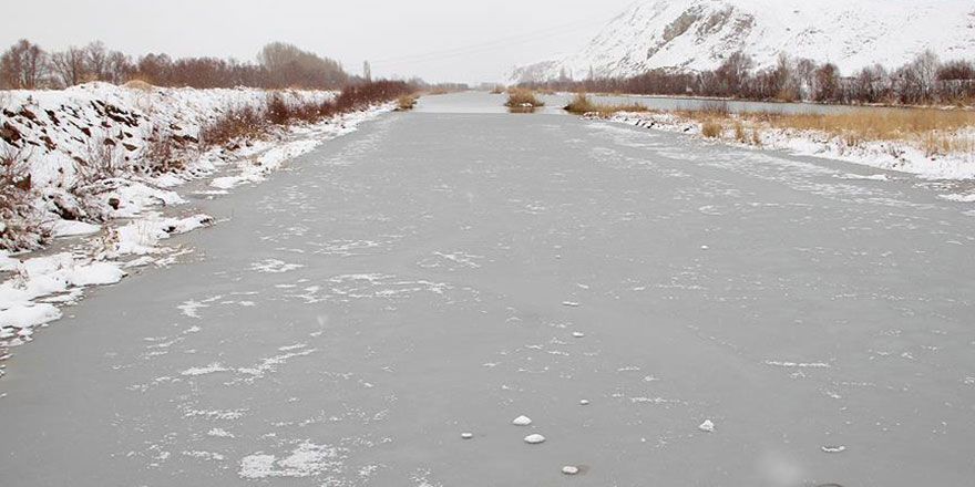 Türkiye'nin en uzun nehri kısmen buz tuttu